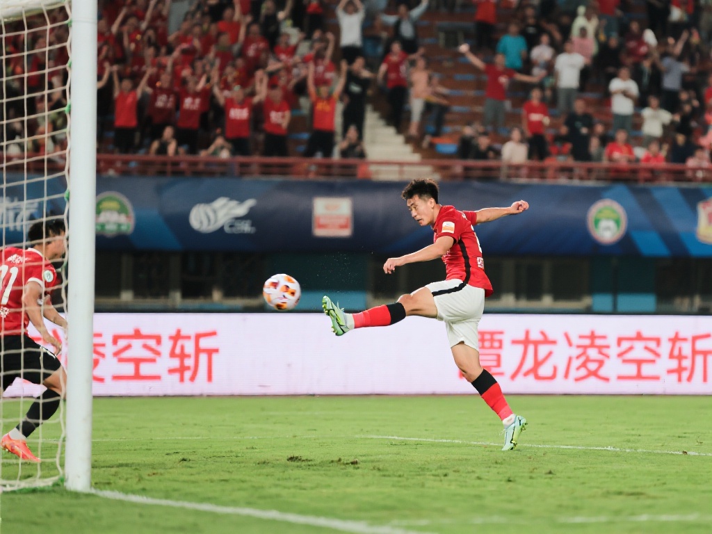 比赛进行到关键时刻，谭龙在禁区内接队友传