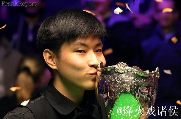 塞尔比捧英锦赛奖杯亮相皇权球场，莱斯特共享荣光